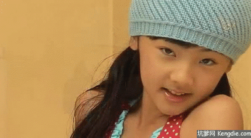 平板电脑小女孩gif（平板电脑小女孩视频）