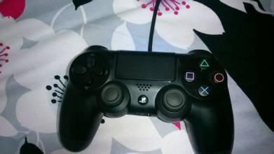 ps4手柄插电脑（ps4手柄插电脑不亮灯）