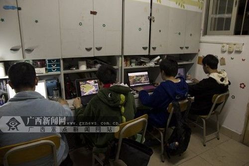广州大三男生电脑前猝死（广东大三学生在宿舍死亡浑身淤青）
