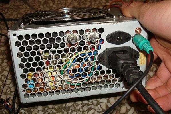 旧电脑电源diy改造(旧电脑电源改造再利用)-图1 旧电脑电源diy改造(旧电脑电源改造再利用)-图1