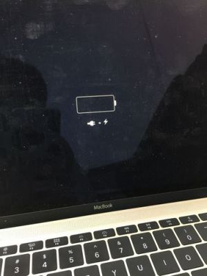 苹果电脑充电时黑屏（苹果电脑充着电黑屏）