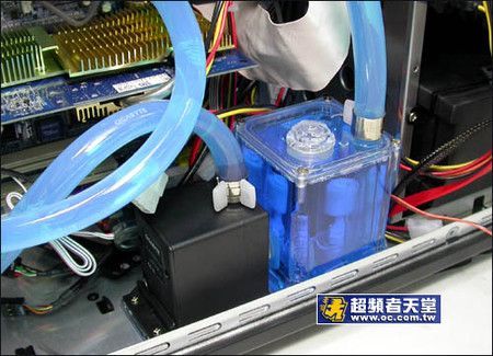 电脑蓝色的水冷液有毒吗（电脑水冷液颜色）