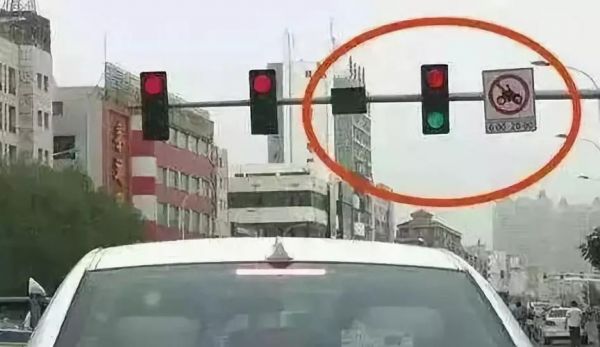 交通信号灯和交通警察（交通信号灯与警察指挥不一致）