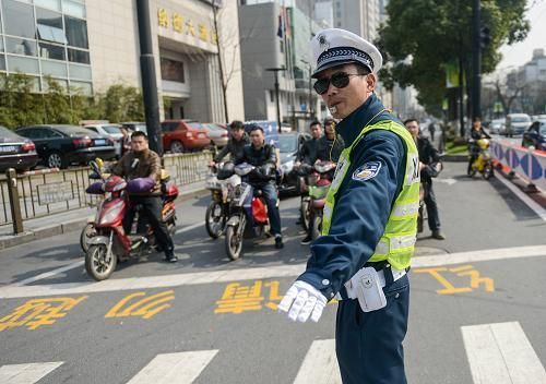 交通信号灯和交通警察(交通信号灯与警察指挥不一致)-图3 交通信号灯和交通警察(交通信号灯与警察指挥不一致)-图3
